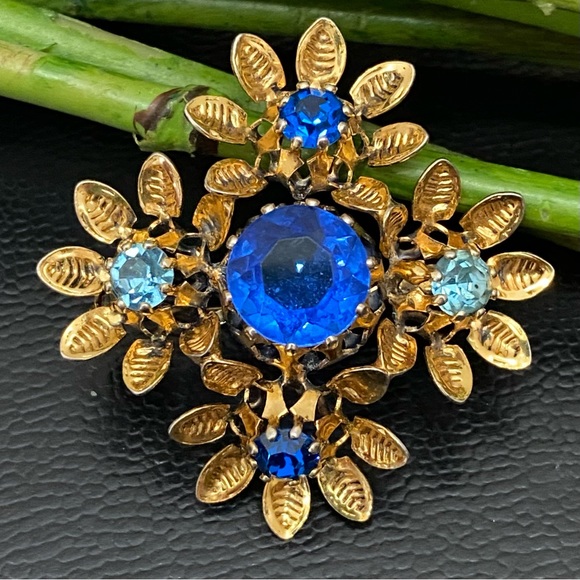 Vintage Austrian Crystal Ornate Gold Tone Filigree Blue Crystal Brooch 6.5g - Picture 1 of 15